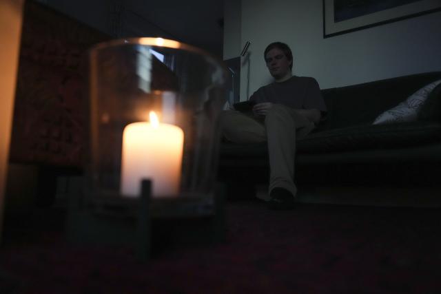 FILED - 23 July 2026, Berlin: FILE PHOTO - Lukas Huette is sitting in his dark apartment watching a TV series on his cell phone. Photo: Sven Kaeuler/dpa