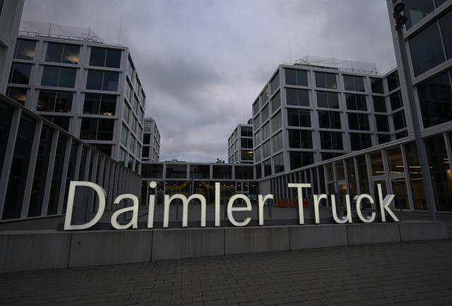 FILED - 14 March 2025, Baden-Wuerttemberg, Leinfelden-Echterdingen: FILE PHOTO - A logo of commercial vehicle manufacturer Daimler Truck stands in front of the company headquarters. Photo: Bernd Weißbrod/dpa