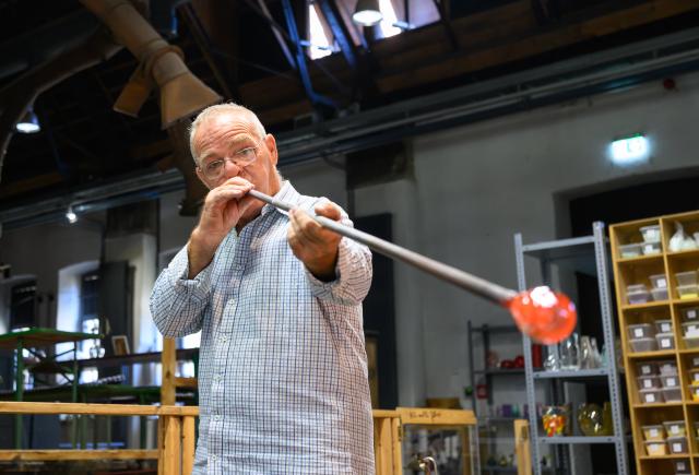 07 August 2026, Brandenburg, Baruth: Pavel Hasala, a glassmaker from the Czech Republic, works in the museum workshop in Glashuette. On August 8, Brandenburg's statewide Industrial Heritage Day will be officially launched in the historic glassmaking village of Glashuette near Baruth. At eight locations across Brandenburg, visitors can gain insights into technology, art, literature, and local history. Photo: Patrick Pleul/dpa
