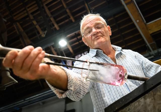 07 August 2026, Brandenburg, Baruth: Pavel Hasala, a glassmaker from the Czech Republic, works in the museum workshop in Glashuette. On August 8, Brandenburg's statewide Industrial Heritage Day will be officially launched in the historic glassmaking village of Glashuette near Baruth. At eight locations across Brandenburg, visitors can gain insights into technology, art, literature, and local history. Photo: Patrick Pleul/dpa