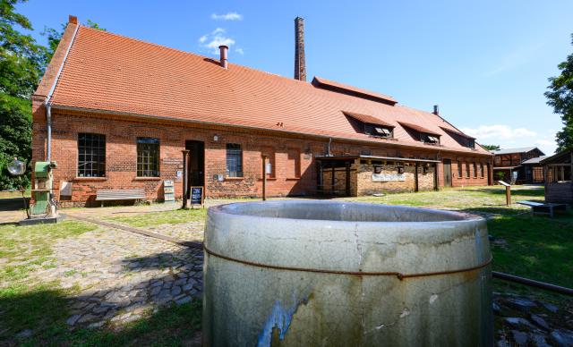 07 August 2026, Brandenburg, Baruth: A general view of the historic museum workshop in Glashuette. On August 8, Brandenburg's statewide Industrial Heritage Day will be officially launched in the historic glassmaking village of Glashuette, near Baruth. At eight locations across Brandenburg, visitors can gain insights into technology, art, literature and local history. Photo: Patrick Pleul/dpa