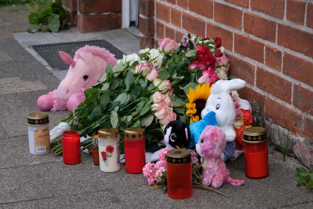 07 August 2026, Schleswig-Holstein, Preetz: Stuffed animals, flowers and candles are laid outside the family's home. The previous day, police recovered the body of a three-year-old girl from a swimming pool on the property. Authorities believe the child drowned. Photo: Carsten Neff/NEWS & ART/dpa