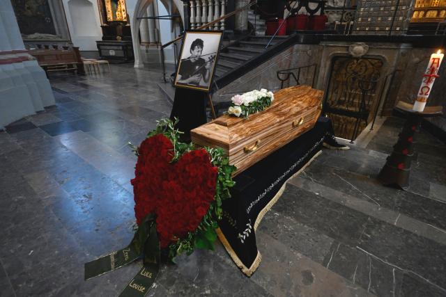 08 August 2026, North Rhine-Westphalia, Bonn: The coffin of cabaret artist Konrad Beikircher lies in state at Muenster Church ahead of a memorial service. Beikircher died on July 28, 2026, at the age of 80. Photo: Roberto Pfeil/dpa