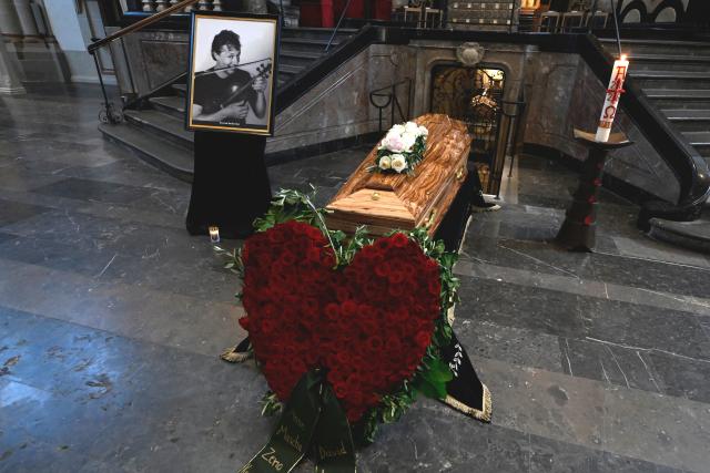 08 August 2026, North Rhine-Westphalia, Bonn: The coffin of cabaret artist Konrad Beikircher lies in state at Muenster Church ahead of a memorial service. Beikircher died on July 28, 2026, at the age of 80. Photo: Roberto Pfeil/dpa