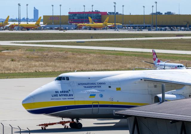 08 August 2026, Saxony, Schkeuditz: A Ukrainian Antonov aircraft is parked at Leipzig/Halle Airport. Investigations are underway following a drone incident early Wednesday morning. According to security sources, a drone equipped for an attack was seized near a Ukrainian transport aircraft. Security authorities remain on high alert. Photo: Hendrik Schmidt/dpa