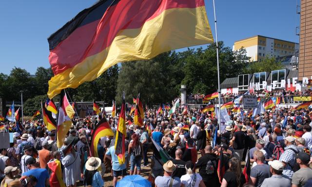 08 August 2026, Saxony, Plauen: Participants in a "Project M1llion" demonstration gather at Albertplatz. Organisers expect up to 10,000 people to attend. The "Project M1llion" initiative calls, among other things, for the resignation of the current federal government and direct democracy based on the Swiss system. Photo: Sebastian Willnow/dpa