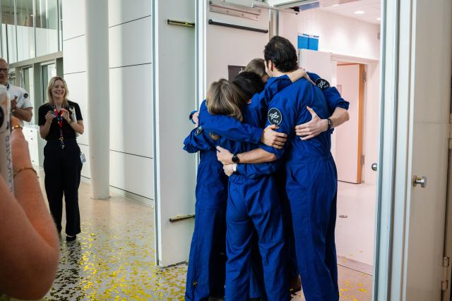 HANDOUT - 07 August 2026, North Rhine-Westphalia, Cologne: The six participants in the SOLIS100 research study leave the simulation facility at the German Aerospace Center (DLR) after 100 days in isolation. The study, conducted on behalf of the European Space Agency (ESA), aims to investigate the effects of long-duration missions under extreme conditions on human health and performance. Photo: ---/Deutsches Zentrum für Luft- und Raumfahrt e.V. (DLR)/dpa - ATTENTION: editorial use only in connection with the latest coverage and only if the credit mentioned above is referenced in full