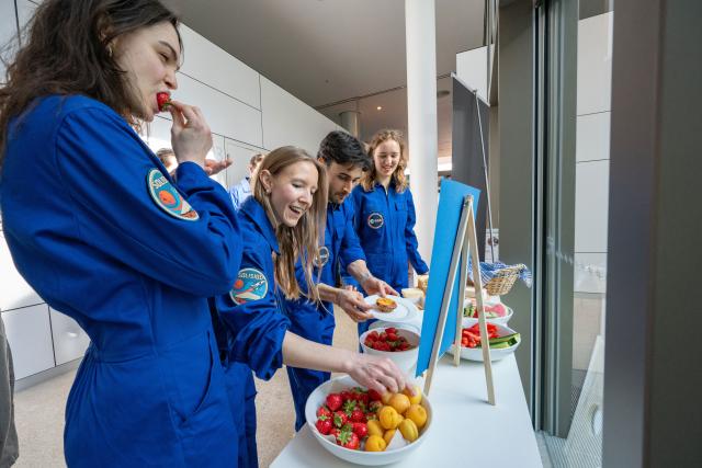 HANDOUT - 07 August 2026, North Rhine-Westphalia, Cologne: After 100 days in isolation, the six participants in the SOLIS100 research study leave the simulation facility at the German Aerospace Center (DLR) and receive fruit. The study, conducted on behalf of the European Space Agency (ESA), aims to investigate the effects of long-duration missions under extreme conditions on human health and performance. Photo: ---/Deutsches Zentrum für Luft- und Raumfahrt e.V. (DLR)/dpa - ATTENTION: editorial use only in connection with the latest coverage and only if the credit mentioned above is referenced in full