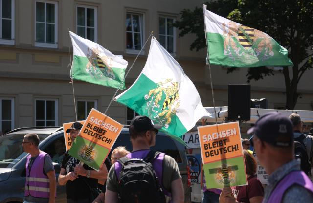 08 August 2026, Saxony, Plauen: Participants in a "Project M1llion" demonstration gather at Albertplatz. Organisers expect up to 10,000 people to attend. The "Project M1llion" initiative calls, among other things, for the resignation of the current federal government and direct democracy based on the Swiss system. Photo: Sebastian Willnow/dpa
