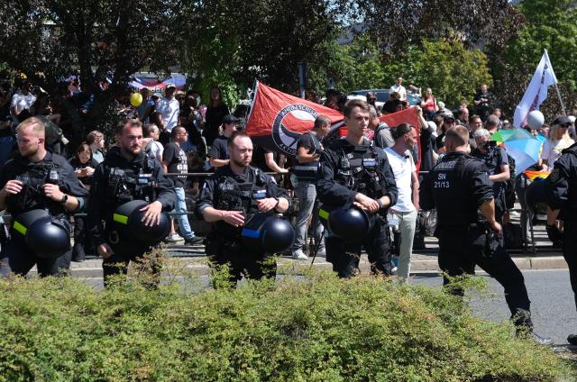 08 August 2026, Saxony, Plauen: Police officers are stationed at the edge of the "Projekt M1llion" demonstration, facing a counter-protest. Organisers expect up to 10,000 people to attend. "Projekt M1llion" is calling, among other things, for the "resignation of the current federal government" and "direct democracy based on the Swiss system." Photo: Sebastian Willnow/dpa