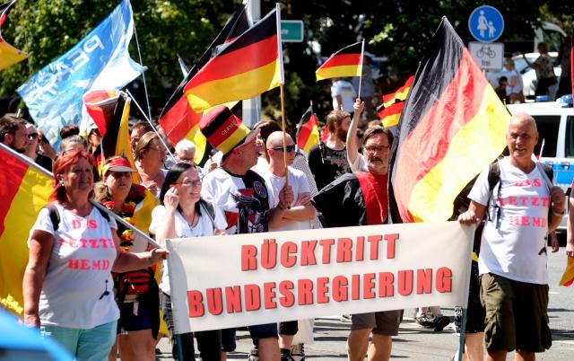 08 August 2026, Saxony, Plauen: Participants in a "Project M1llion" demonstration gather at Albertplatz. Organisers expect up to 10,000 people to attend. The "Project M1llion" initiative calls, among other things, for the resignation of the current federal government and direct democracy based on the Swiss system. Photo: Sebastian Willnow/dpa