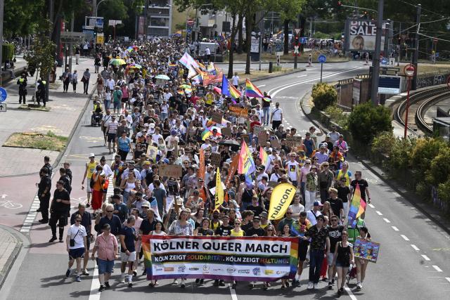 09 August 2026, North Rhine-Westphalia, Cologne: People take part in the solidarity march-held under the slogan "Cologne Shows Solidarity, Cologne Takes a Stand". Several queer initiatives and organizations had called for the march following the Islamist attack on the outskirts of Berlin's CSD. Photo: Roberto Pfeil/dpa
