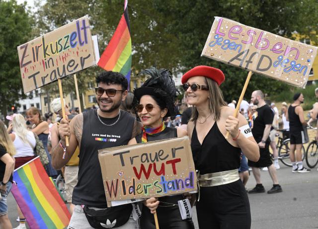 09 August 2026, North Rhine-Westphalia, Cologne: People take part in the solidarity march-held under the slogan "Cologne Shows Solidarity, Cologne Takes a Stand". Several queer initiatives and organizations had called for the march following the Islamist attack on the outskirts of Berlin's CSD. Photo: Roberto Pfeil/dpa