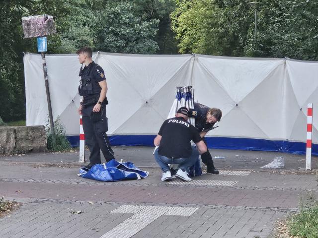 08 August 2026, Bremen: Police officers secure evidence at the crime scene, following the fatal altercation between a driver and a pedestrian in Bremen. A 56-year-old pedestrian was struck by a driver on Saturday in the Neustadt district. Photo: Dierk Rohdenburg/Mediengruppe Kreiszeitung/dpa