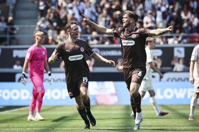 09 August 2026, Hamburg: St. Pauli's Marcus Mathisen (R) celebrates scoring his side's first goal with teammate Martijn Kaars during the German 2nd Bundesliga soccer match between FC St. Pauli and SpVgg Greuther Fuerth at Millerntor Stadium. Photo: Christian Charisius/dpa - WICHTIGER HINWEIS: Gemäß den Vorgaben der Bundesliga bzw. des DFB Deutscher Fußball-Bund ist es untersagt, in dem Stadion und/oder vom Spiel angefertigte Fotoaufnahmen in Form von Sequenzbildern und/oder videoähnlichen Fotostrecken zu verwerten bzw. verwerten zu lassen.