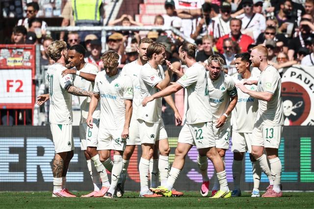 09 August 2026, Hamburg: Greuther's Felix Klaus (3rd R) celebrates scoring his side's first goal with teammates during the German 2nd Bundesliga soccer match between FC St. Pauli and SpVgg Greuther Fuerth at Millerntor Stadium. Photo: Christian Charisius/dpa - WICHTIGER HINWEIS: Gemäß den Vorgaben der Bundesliga bzw. des DFB Deutscher Fußball-Bund ist es untersagt, in dem Stadion und/oder vom Spiel angefertigte Fotoaufnahmen in Form von Sequenzbildern und/oder videoähnlichen Fotostrecken zu verwerten bzw. verwerten zu lassen.