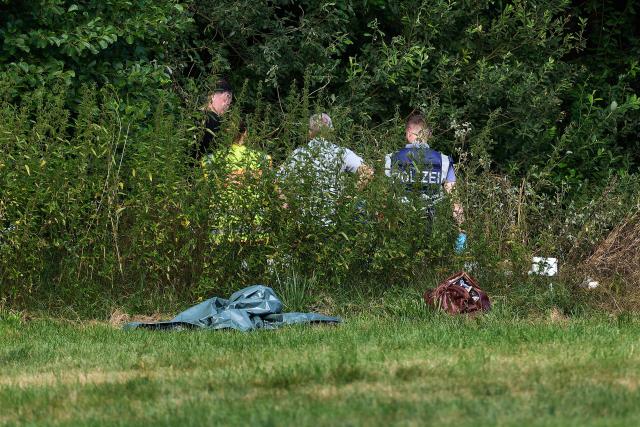 09 August 2026, Schleswig-Holstein, Heist: Police officers work on the scene of a small plane crash in Taevsmoor, near the Uetersen/Heist airfield. The pilot was killed when the small aircraft crashed at a small sports airfield west of Hamburg. Photo: Marcus Golejewski/dpa