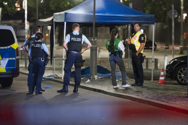 10 August 2026, Berlin: Police officers are working at a crime scene in the parking lot in front of the Zoologischer Garten train station. A person was shot in the Charlottenburg neighborhood of Berlin. Photo: Christophe Gateau/dpa