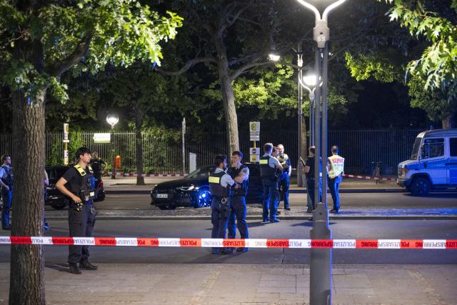 10 August 2026, Berlin: Police officers are working at a crime scene in the parking lot in front of the Zoologischer Garten train station. A person was shot in the Charlottenburg neighborhood of Berlin. Photo: Christophe Gateau/dpa