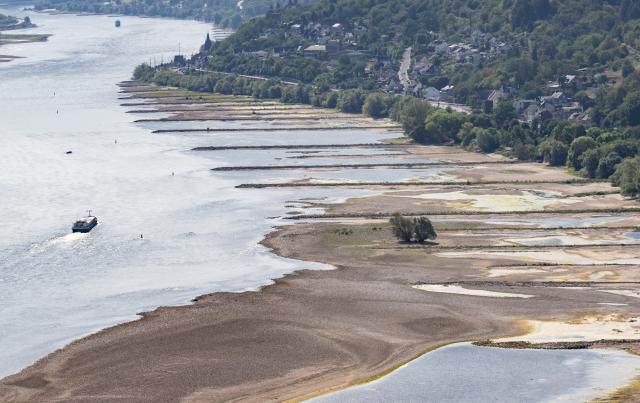 10 August 2026, Rhineland-Palatinate, Bacharach: Extremely low water levels on the Rhine are exposing the riverbed near Bacharach. Inland waterway shipping has already been severely restricted and is in danger of coming to a complete standstill. Photo: Boris Roessler/dpa