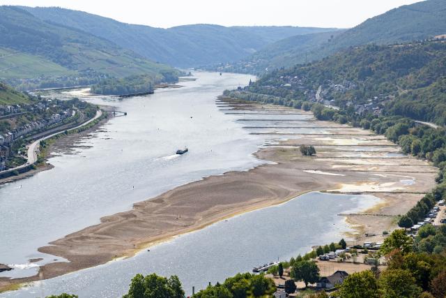 10 August 2026, Rhineland-Palatinate, Bacharach: Extremely low water levels on the Rhine are exposing the riverbed near Bacharach. Inland waterway shipping has already been severely restricted and is in danger of coming to a complete standstill. Photo: Boris Roessler/dpa