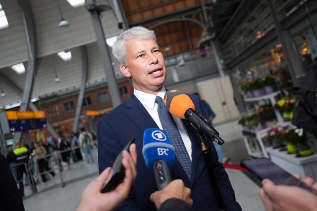 10 August 2026, Schleswig-Holstein, Pinneberg: Steffen Bilger (CDU), German Minister of Transportation, speaks to members of the media at the train station after riding the RE 7 from Pinneberg to Kiel. During his summer tour, Transportation Minister Bilger is visiting various projects in northern Germany. Photo: Marcus Brandt/dpa
