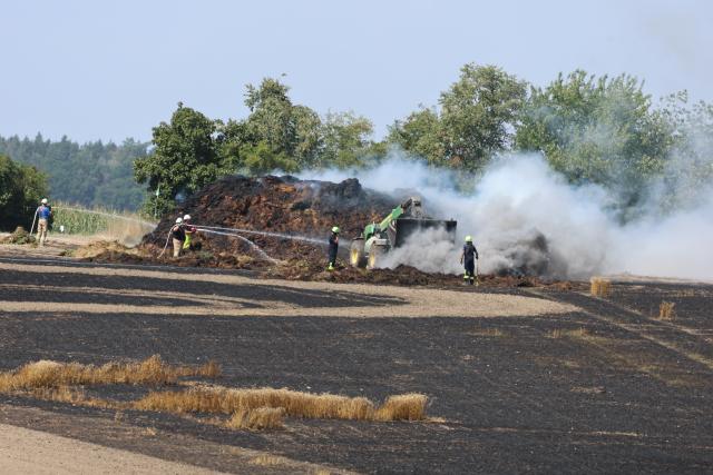 10 August 2026, Thuringia, Hohenleuben: Firefighters battle a field fire. Two firefighters who inhaled smoke sustained minor injuries. Photo: Bodo Schackow/dpa