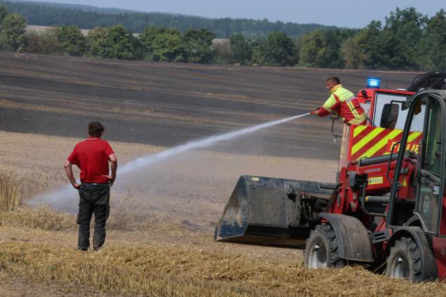 10 August 2026, Thuringia, Hohenleuben: Firefighters battle a field fire. Two firefighters who inhaled smoke sustained minor injuries. Photo: Bodo Schackow/dpa