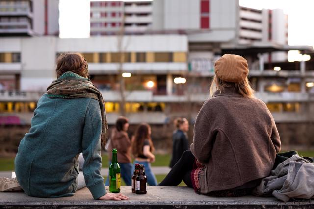 FILED - 29 March 2021, Lower Saxony, Hanover: FILE PHOTO - Teenagers enjoy the spring weather in the evening in the Ihmepark. Photo: Moritz Frankenberg/dpa