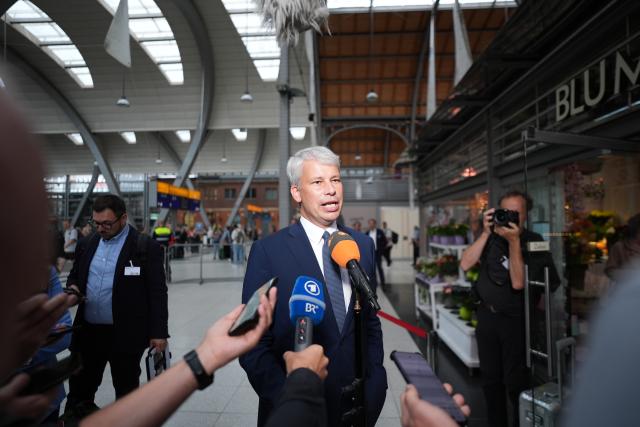 10 August 2026, Schleswig-Holstein, Kiel: German Minister of Transportation Steffen Bilger speaks to members of the media at the train station after riding the RE 7 from Pinneberg to Kiel. During his summer tour, Transportation Minister Bilger is visiting various projects in northern Germany. Photo: Marcus Brandt/dpa