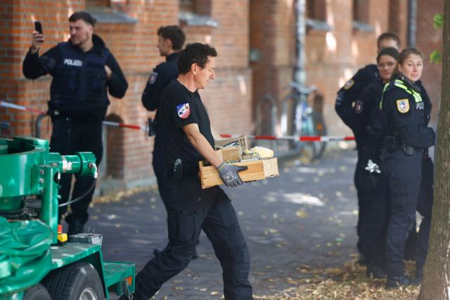 10 August 2026, Schleswig-Holstein, Kiel: An employee of the explosive ordnance disposal unit is carrying items out of a house in Kiel. A private apartment there is currently being searched for suspicious objects. Photo: Frank Molter/dpa