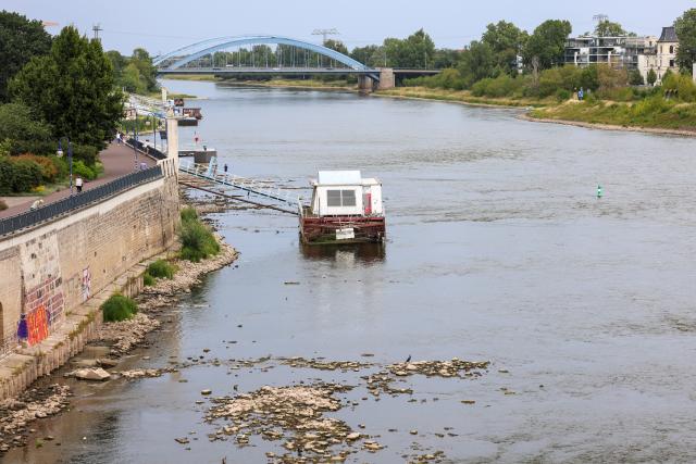 10 August 2026, Lower Saxony, Magdeburg: The water level of the Elbe River in Magdeburg has continued to drop. Photo: Peter Gercke/dpa