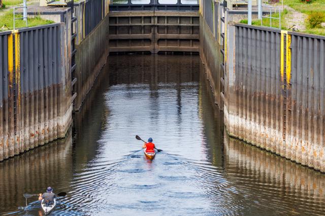 10 August 2026, Mecklenburg-Western Pomerania, Doemitz: Paddlers come from the Elbe River are entering the lock with their boats at the harbor during low water. Photo: Jens Büttner/dpa
