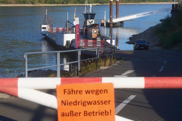 11 August 2026, Rhineland-Palatinate, Kaub: A sign reading "Ferry out of service due to low water!" is posted in front of the Rhine ferry in Kaub. Drought and hot weather are causing water levels in the Rhine to drop. Photo: Thomas Frey/dpa