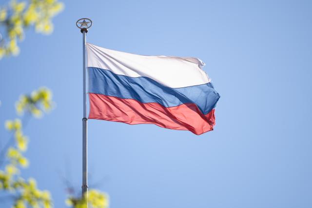 FILED - 29 April 2026, Berlin: FILE PHOTO - A Russian flag flies on the grounds of the Russian embassy in the city center. Photo: Markus Lenhardt/dpa