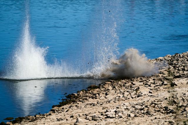 11 August 2026, Rhineland-Palatinate, Koblenz: An explosive device is detonated in a controlled explosion on the banks of the Rhine near Koblenz-Pfaffendorf. A World War II bazooka rocket was found in Wallersheim on Friday, followed by a rifle grenade in Pfaffendorf on Saturday. Photo: Sascha Ditscher/dpa