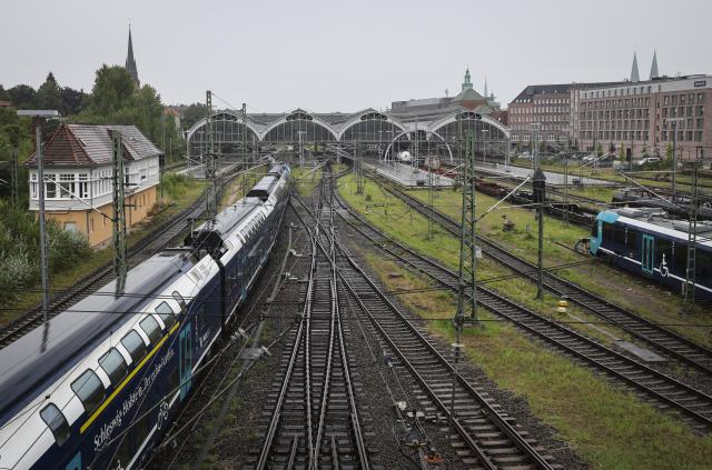 PRODUCTION - 10 August 2026, Schleswig-Holstein, Lübeck: Two regional trains on the tracks in front of Luebeck Central Station. Due to the renovation of a signal box, Lübeck Central Station will be closed from August 14-17, 2026. Photo: Christian Charisius/dpa