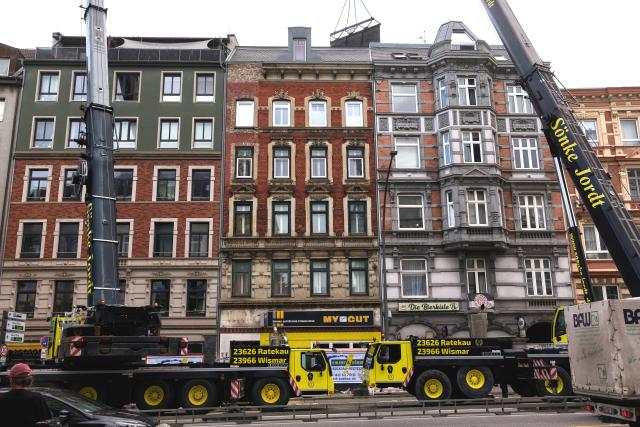 11 August 2026, Hamburg: Demolition work on a house at risk of collapse in Hamburg-Altona Photo: Marcus Golejewski/dpa