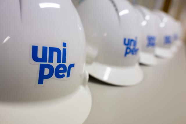 FILED - 07 May 2026, Bavaria, Gstadt Am Chiemsee: FILE PHOTO - White helmets with the logo of the energy supplier Uniper lie in the Breitbrunn gas storage facility in Upper Bavaria on Lake Chiemsee. Photo: Peter Kneffel/dpa