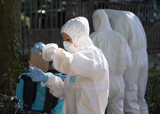 11 August 2026, Hesse, Frankfurt am Main: Forensic investigators work on the scene following a homicide on a public street in Frankfurt. Photo: Boris Roessler/dpa