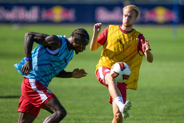 11 August 2026, Saxony, Leipzig: Leipzig's Ezechiel Banzuzi (l) and Arthur Vermeeren in action during a training session in preparation for the German Bundesliga. Photo: Hendrik Schmidt/dpa