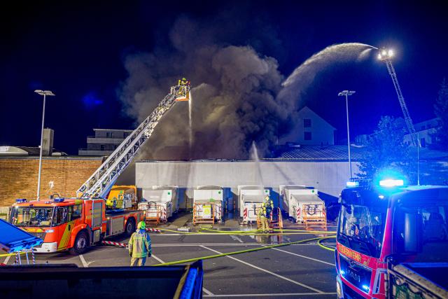 12 August 2026, Lower Saxony, Hanover: Firefighters battle a major fire at a warehouse in the Suedstadt district overnight. Photo: Moritz Frankenberg/dpa