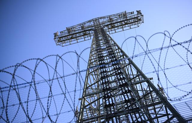 12 August 2026, Berlin: Following an arson attack on the Koenigsheideweg transmission tower in September 2025, the facility's security system was comprehensively upgraded and a new security fence with enhanced protection standards was installed. The attack on the power facility in Berlin-Johannisthal caused a widespread power outage, affecting tens of thousands of households in southeast Berlin. Photo: Britta Pedersen/dpa
