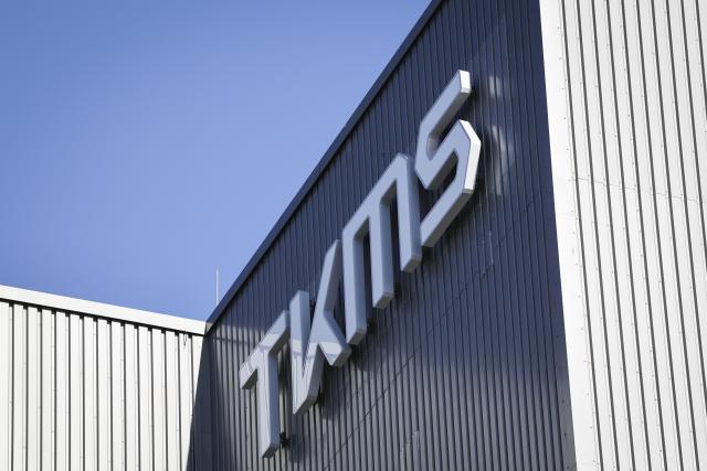 FILED - 22 April 2026, Schleswig-Holstein, Kiel: FILE PHOTO - The logo of the submarine manufacturer TKMS can be seen on an assembly hall in Kiel. Photo: Christian Charisius/dpa