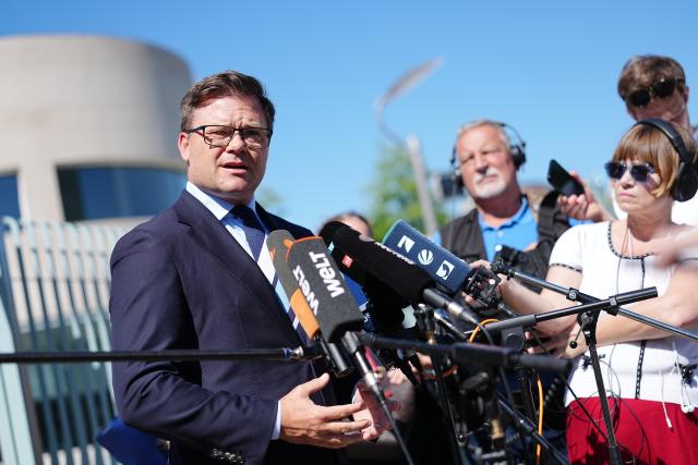 12 August 2026, Berlin: Carsten Schneider, Germany's Minister for the Environment, Climate Action, Nature Conservation and Nuclear Safety, makes a statement to the press at the Federal Chancellery following a Federal Cabinet meeting. Photo: Kay Nietfeld/dpa