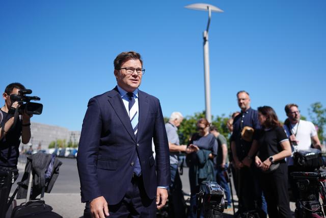 12 August 2026, Berlin: Carsten Schneider, Germany's Minister for the Environment, Climate Action, Nature Conservation and Nuclear Safety, makes a statement to the press at the Federal Chancellery following a Federal Cabinet meeting. Photo: Kay Nietfeld/dpa