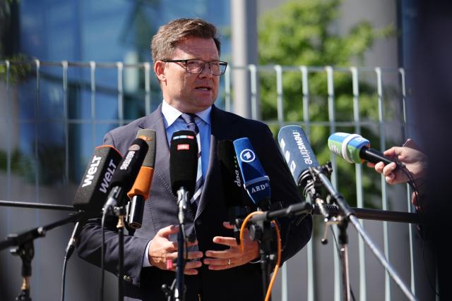 12 August 2026, Berlin: Carsten Schneider, Germany's Minister for the Environment, Climate Action, Nature Conservation and Nuclear Safety, makes a statement to the press at the Federal Chancellery following a Federal Cabinet meeting. Photo: Kay Nietfeld/dpa