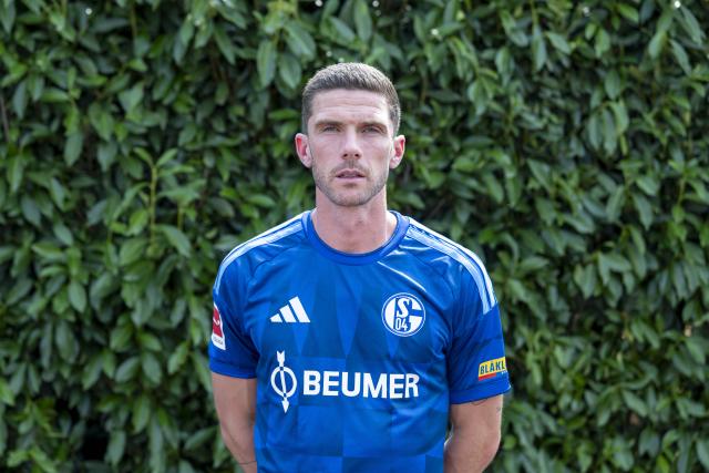 FILED - 03 August 2026, North Rhine-Westphalia, Gelsenkirchen: FILE PHOTO - Schalke's newly signed player Robin Gosens poses during the German Bundesliga club's photo session at the club's premises. Photo: David Inderlied/dpa