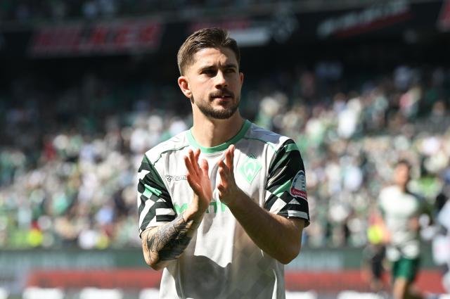 FILED - 02 May 2026, Bremen: FILE PHOTO - Austrian midfielder Romano Schmid of Werder Bremen thanks the fans ahead of the 2026 Bundesliga soccer match between Werder Bremen and FC Augsburg, at Weser Stadium. Schmid is leaving Werder Bremen after seven years, to join promoted Serie A club Frosinone. Photo: Carmen Jaspersen/dpa