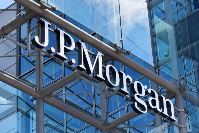 FILED - 19 May 2026, Berlin: FILE PHOTO - The logo of US bank JPMorgan Chase is displayed in the Axel-Springer-Passage in Berlin. Photo: Julian Degler/dpa